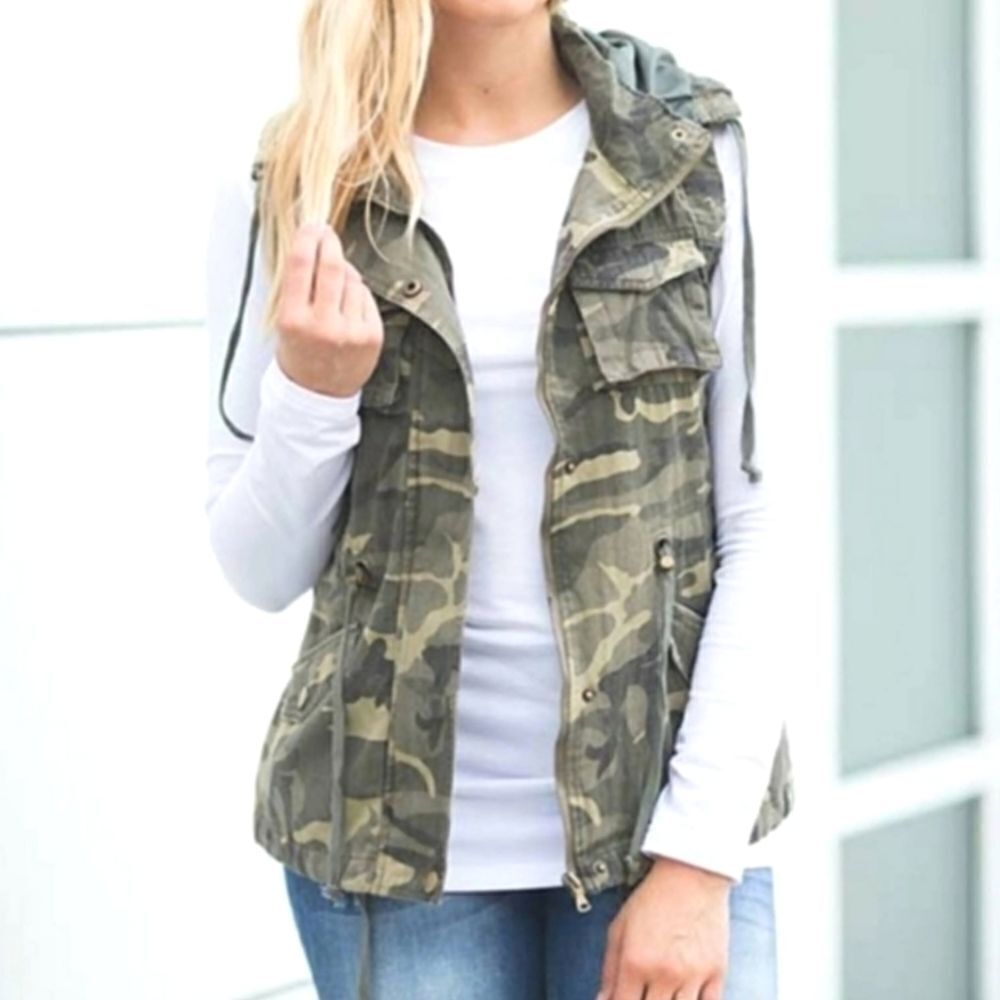 Junior's Mudd camo zip-up vest NWT